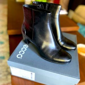 NWT - Women’s Ecco Ankle Boots (Black)